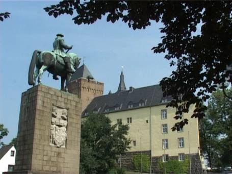 Kleve : Links Reiterdenkmal des Großen Kurfürsten, rechts die Schwanenburg